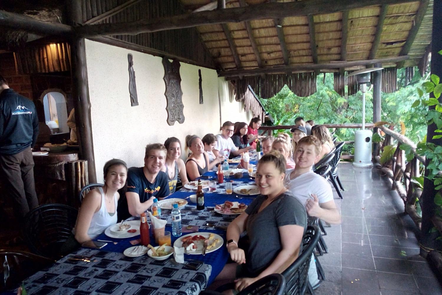 在坦桑尼亚游学的学生在吃饭.